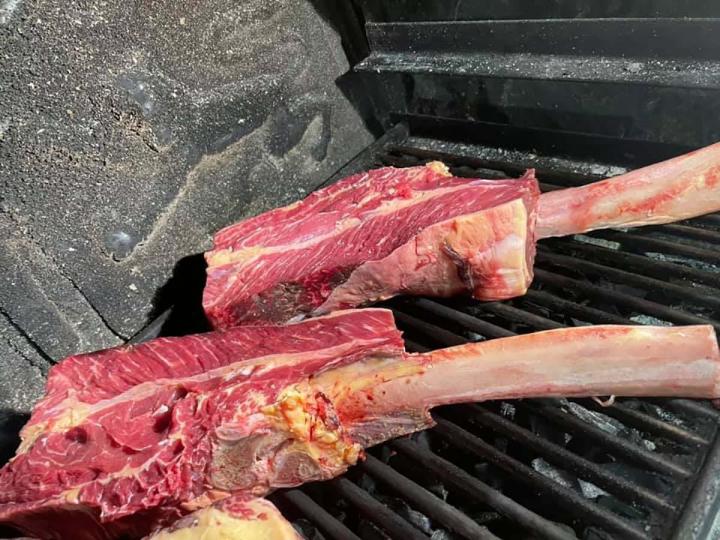 Dégustez vos grillades au feu de bois dans notre restaurant.